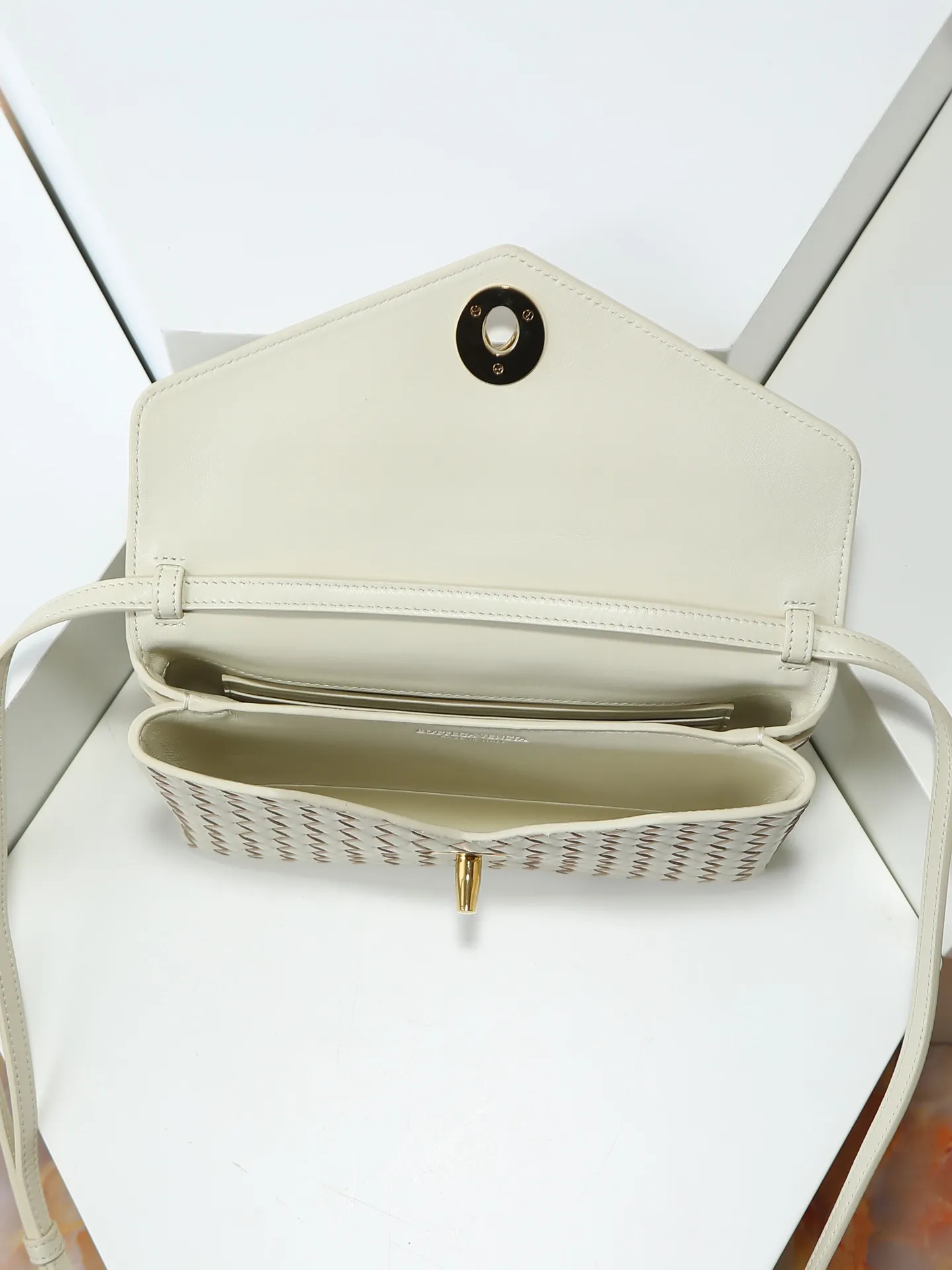 980. BV's new early spring bag Knot Lock series is now on the market! The entire bag shape is presented with 10mm Intrecciato weaving technology, and is equipped with Knot x3 rotating buttons! There are compartments and multiple card slots inside! It is a versatile commuter bag that can be used in various occasions. It has multiple carrying methods, and the shoulder strap is also detachable, hand-held, shoulder-carrying, and cross-body. Retro and fashionable, the exquisite old money style is easy to handle! Size: 25*16*5.5cm Style number: 817191